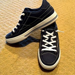 Women’s Sketchers Navy Sneakers NWOB size 8